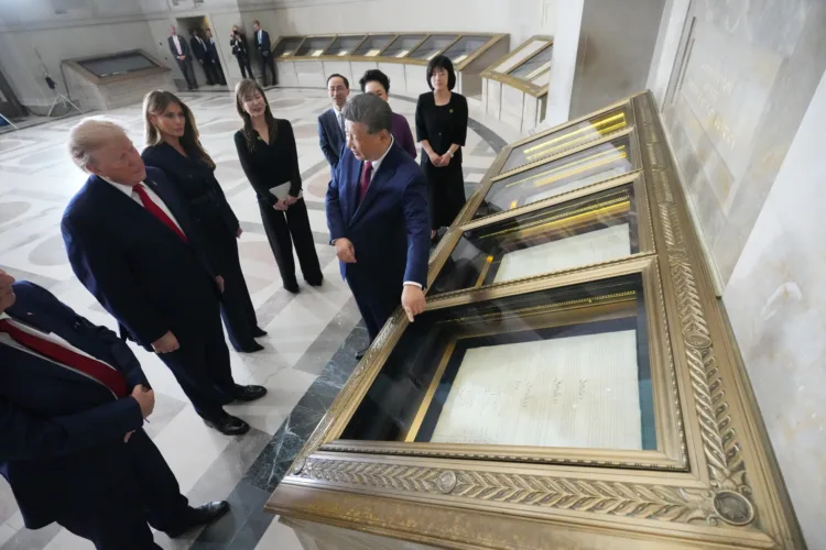 Xi finishes US visit with a look at the Constitution